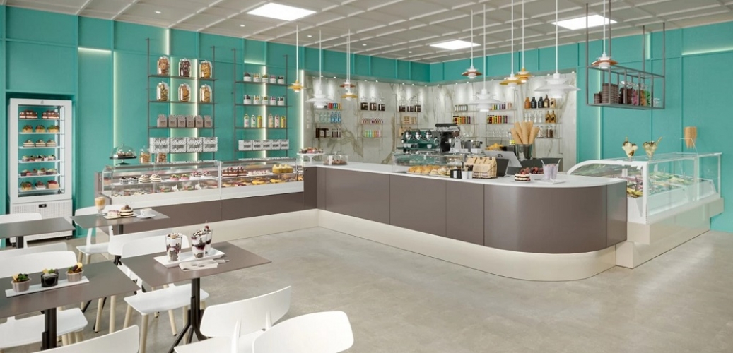 Bold shapes and statement colours stamp their mark on this bar area, gelato parlour and pastry shop. A place where the counter, with its curved corners, becomes a practical and attractive service area to interact with customers.